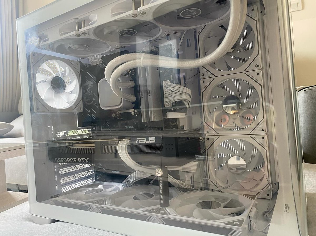 白色水冷電競主機組裝完成案例